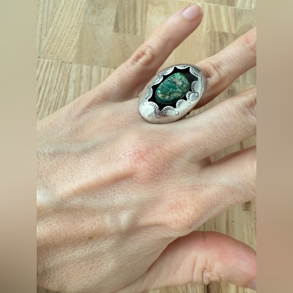 Vintage southwestern silver stamped oval ring with green stone - Picture 5 of 11